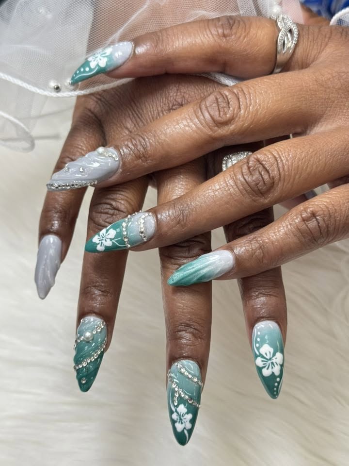 Guitar Nails Bar & Queen Spa nail art example